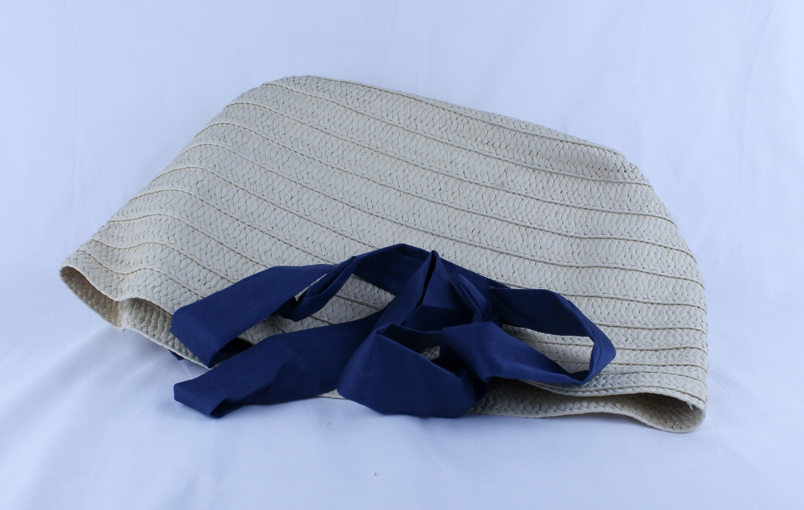 Neiman Marcus Medium Woven Straw Tote Bag Beach Navy Blue Fabric Handles 