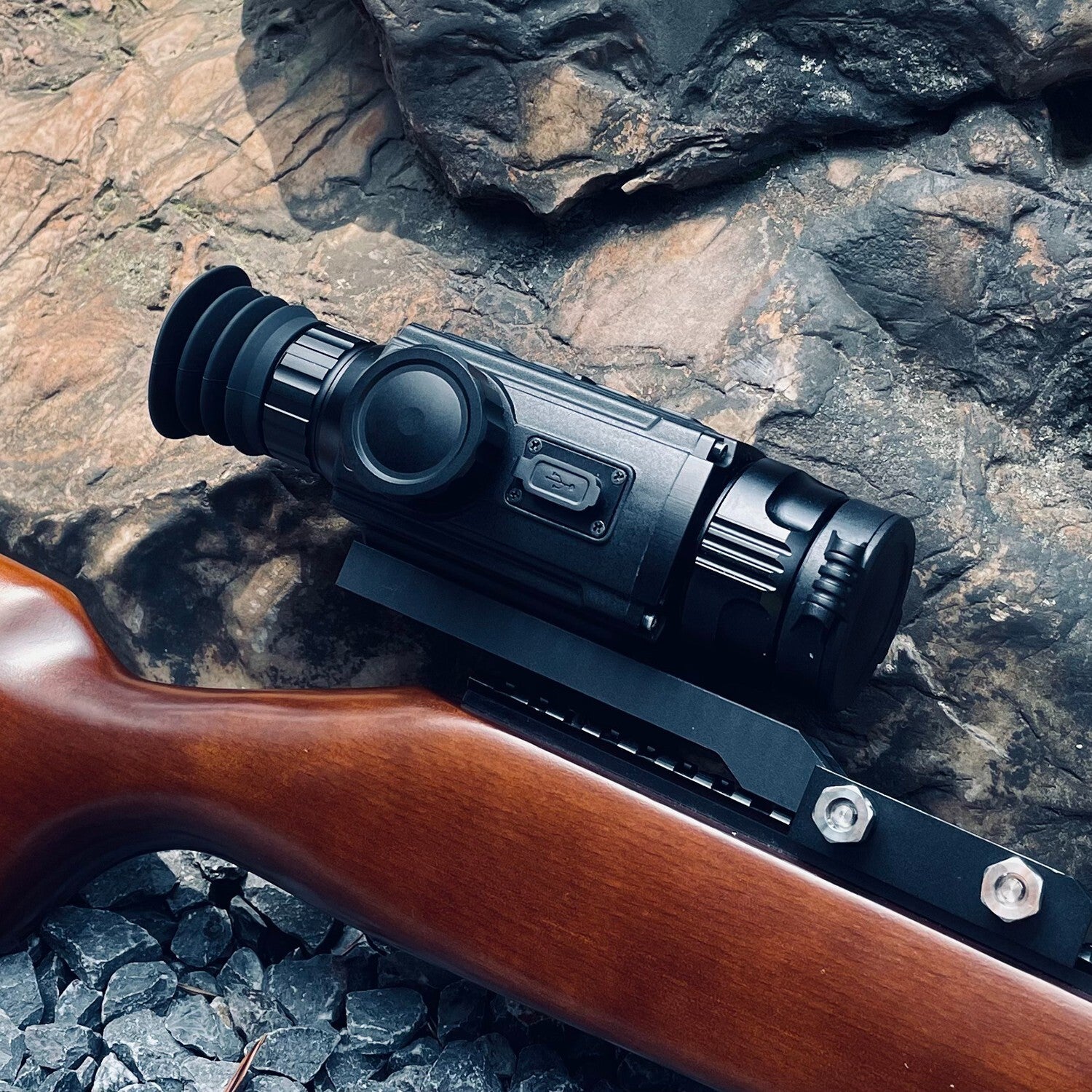 Uncooled thermal rifle scope OLED (1440*1080) display With Picatinny rail Motio