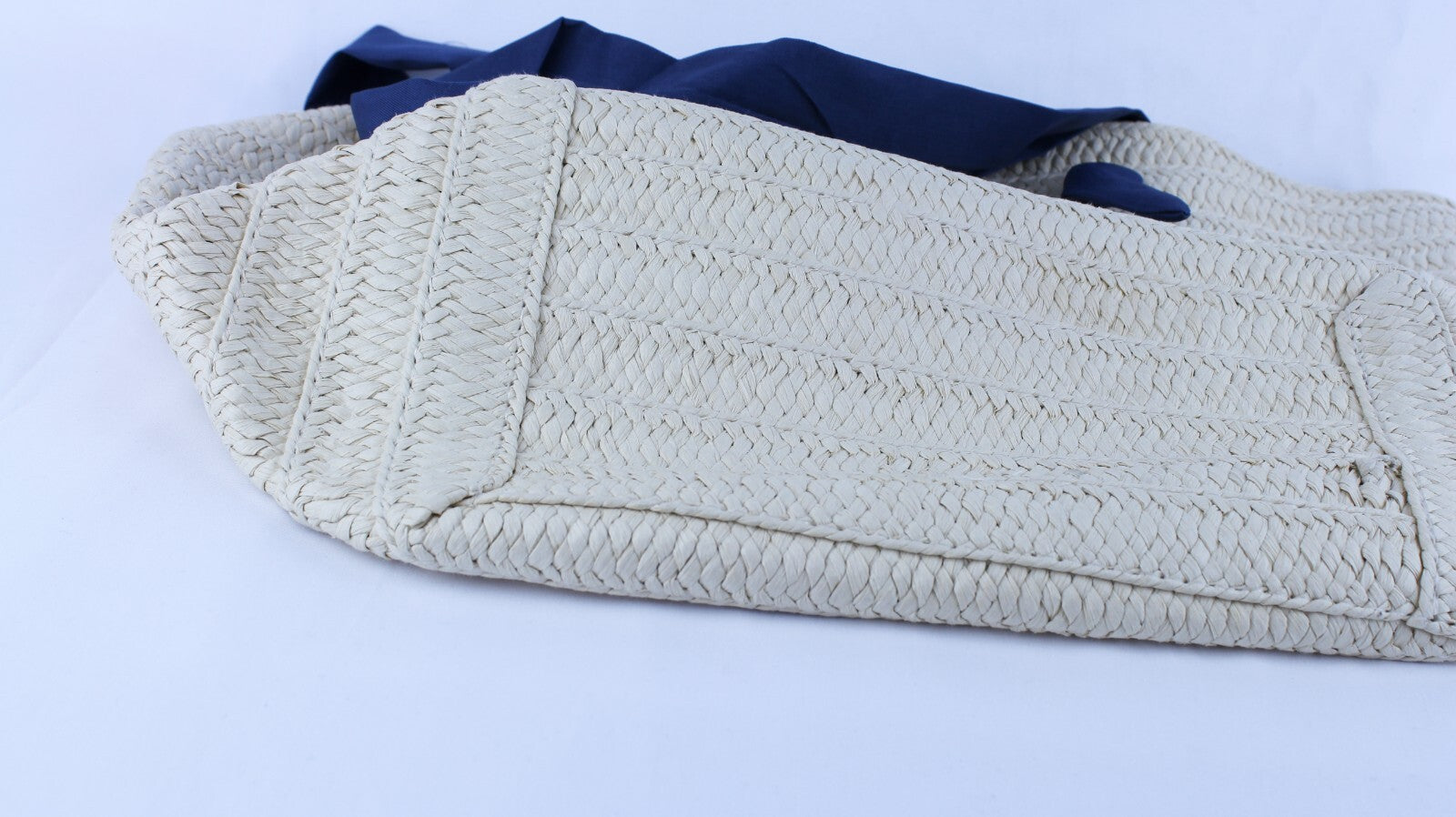 Neiman Marcus Medium Woven Straw Tote Bag Beach Navy Blue Fabric Handles 