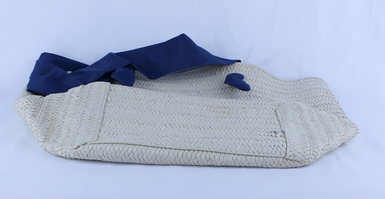Neiman Marcus Medium Woven Straw Tote Bag Beach Navy Blue Fabric Handles 